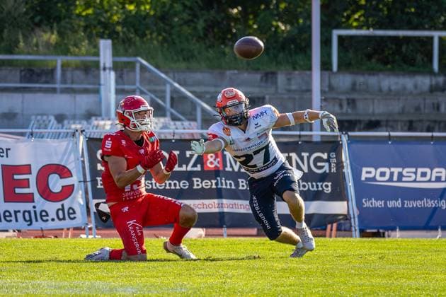 Nils Wulf (ifm Razorbacks Ravensburg, 27 DB) tries to deflect the ball which is cought by Alex Labella (Potsdam Royals, 15 WR) in the endzone Potsdam Royals vs ifm Razorbacks Ravensburg, American Football, German Football League, Week 15, 2025, 16.08.2025, Potsdam Luftschiffhafen Germany Copyright: xFootxBowl SebastianxJustx