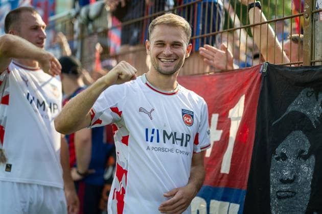 The Heidenheimers are happy with the spectators and fans of FCH in the curve, Leonardo Scienza FC Heidenheim, 08 , GER, Bahlinger SC vs 1 FC Heidenheim, Football, DFB Pokal, 1 round, Season 2025 2026, 16 08 2025, DFL DFB REGULATIONS PROHIBIT ANY USE OF PHOTOGRAPHS AS IMAGE SEQUENCES AND OR QUASI VIDEO, GER, Bahlinger SC vs 1 FC Heidenheim, Football, DFB Cup, 1 round, 2025 2026 season, 16 08 2025 Bahlingen Copyright: xEibner-Pressefotox EP_EER