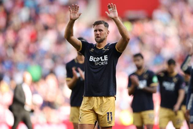 Sunderland gegen West Ham United 16. August 2025, Sunderland Premier League Fußball Sunderland gegen West Ham United Niclas Fullkrug von West Ham United entschuldigt sich nach dem Spiel bei den Fans von West Ham United Foto von Daniel Chesterton Sunderland UK  Copyright: xDanielxChestertonxOffside