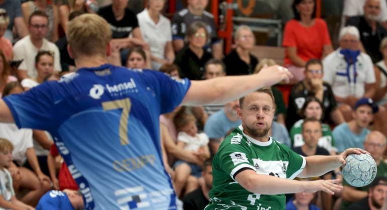 16 08 2025, xfsx, Men, Handball, Season 2025 2026, DHB Cup, 1 round Woelfe Wuerzburg TV Grosswalstadt v li Patrick Gempp TV Grosswallstadt , Steffen Kaufmann Woelfe Wuerzburg Rimpar Dreifachsporthalle Bayern Germany