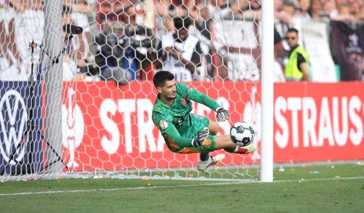 Foto : Torhüter Nikola Vasilj (Pauli) rettet seinem Team den Sieg und pariert einen Elfmeter Fussball DFB-Pokal 1. Runde am Sa. 16.08.2025 Eintracht Norderstedt - FC St. Pauli 2 - 3 nach Elfmeterschiessen *** Photo Goalkeeper Nikola Vasilj Pauli saves the victory for his team and saves a penalty kick Soccer DFB Pokal 1 round on Sat 16 08 2025 Eintracht Norderstedt FC St Pauli 2 3 after penalty shootout