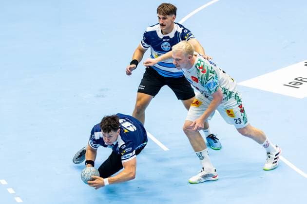 16 08 2025, GER, Handball, Men, Season 25 26, Wartburg Cup, ThSV Eisenach SC Magdeburg Tillman Leu ThSV Eisenach,99 Magnus Saugstrup SC Magdeburg e V Felix Aellen ThSV Eisenach,22 99817 Eisenach Werner Assmann Halle Am Sportp Thueringen Germany