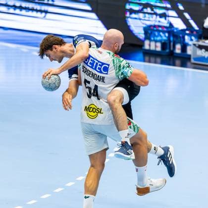 16 08 2025, GER, Handball, Men, Season 25 26, Wartburg Cup, ThSV Eisenach SC Magdeburg Oscar Bergendahl SC Magdeburg e V Stephan Seitz ThSV Eisenach,44 99817 Eisenach Werner Assmann Halle Am Sportp Thueringen Germany