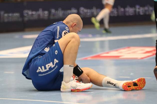 16 08 2025, xgox,Handball Wartburg Cup Skanderborg Handbold TBV Lemgo Lippe emspor, v l Jan Mudrow Lemgo, 7 injured, injury Eisenach