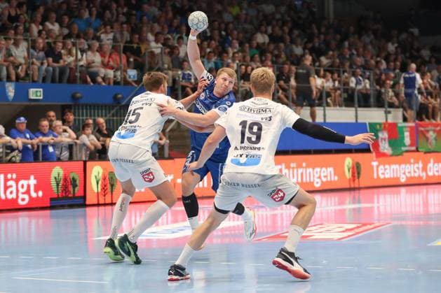 16 08 2025, xgox,Handball Wartburg Cup Skanderborg Handbold TBV Lemgo Lippe emspor, v l Emil Laerke Skanderborg, 15 , Lukas Hutecek Lemgo, 2 , Kristian Bonefeld Skanderborg, 19 duel, duel, fight, tackle Eisenach