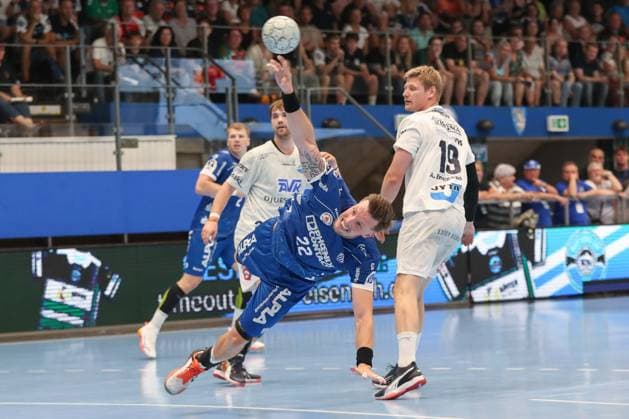 16 08 2025, xgox,Handball Wartburg Cup Skanderborg Handbold TBV Lemgo Lippe emspor, v l Adam Nyfjaell Lemgo, 22 throws goal, Torschuetze, erzielt Tor, Treffer, scores the goal Eisenach