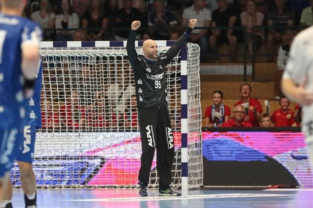 16 08 2025, xgox,Handball Wartburg Cup Skanderborg Handbold TBV Lemgo Lippe emspor, v l Urh Kastelic Lemgo, 99 Cheers over held ball, defended, held, Torhueter Eisenach