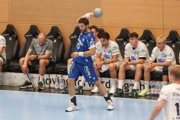16 08 2025, xgox,Handball Wartburg Cup Skanderborg Handbold TBV Lemgo Lippe emspor, v l Tim Suton Lemgo, 23 on the ball, plays the ball Eisenach