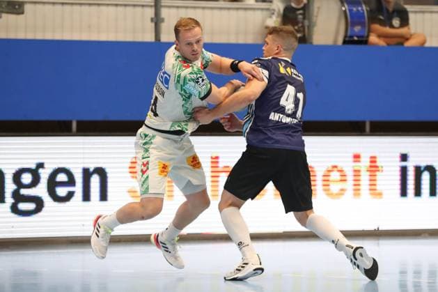 16 08 2025, xgox, Handball Wartburg Cup ThSV Eisenach SC Magdeburg emspor, v l Omar Ingi Magnusson Magdeburg, 14 , Vukasin Antonijevic Eisenach, 41 duel, duel, fight, tackle Eisenach