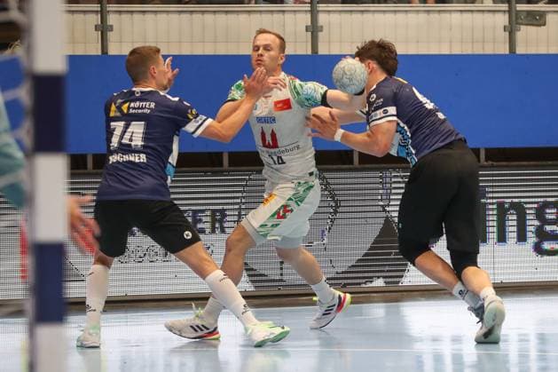 16 08 2025, xgox, Handball Wartburg Cup ThSV Eisenach SC Magdeburg emspor, v l Vincent Buechner Büchner, Eisenach, 74 , Omar Ingi Magnusson Magdeburg, 14 , Tillman Leu Eisenach, 99 duel, duel, fight, tackle Eisenach