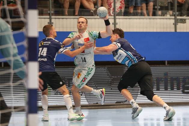 16 08 2025, xgox, Handball Wartburg Cup ThSV Eisenach SC Magdeburg emspor, v l Vincent Buechner Büchner, Eisenach, 74 , Omar Ingi Magnusson Magdeburg, 14 , Tillman Leu Eisenach, 99 duel, duel, fight, tackle Eisenach