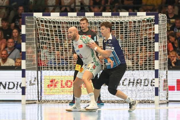 16 08 2025, xgox, Handball Wartburg Cup ThSV Eisenach SC Magdeburg emspor, v l Oscar Bergendahl Magdeburg, 54 , Tillman Leu Eisenach, 99 duel, duel, fight, tackle Eisenach