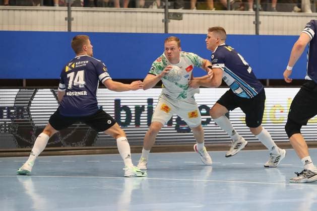 16 08 2025, xgox, Handball Wartburg Cup ThSV Eisenach SC Magdeburg emspor, v l Vincent Buechner Büchner, Eisenach, 74 , Omar Ingi Magnusson Magdeburg, 14 , Vukasin Antonijevic Eisenach, 41 duel, duel, fight, tackle Eisenach