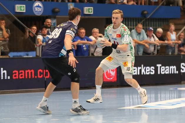 16 08 2025, xgox, Handball Wartburg Cup ThSV Eisenach SC Magdeburg emspor, v l Tillman Leu Eisenach, 99 , Gisli Thorgeir Kristjansson Magdeburg, 10 duel, duel, fight, tackle Eisenach