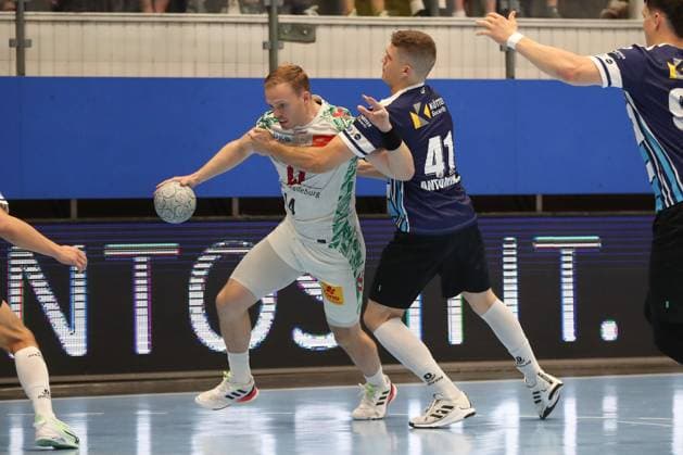 16 08 2025, xgox, Handball Wartburg Cup ThSV Eisenach SC Magdeburg emspor, v l Philipp Weber Magdeburg, 20 , Vukasin Antonijevic Eisenach, 41 duel, duel, fight, tackle Eisenach