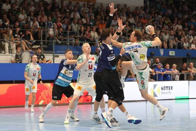 16 08 2025, xgox, Handball Wartburg Cup ThSV Eisenach SC Magdeburg emspor, v l Vukasin Antonijevic Eisenach, 41 , Magnus Saugstrup Magdeburg, 23 , Philipp Meyer Eisenach, 27 , Felix Claar Magdeburg, 7 duel, duel, fight, tackle Eisenach