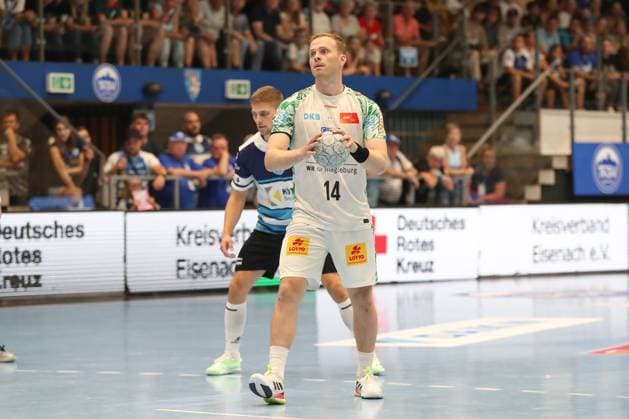 16 08 2025, xgox, Handball Wartburg Cup ThSV Eisenach SC Magdeburg emspor, v l Omar Ingi Magnusson Magdeburg, 14 at Siebenmeter Eisenach