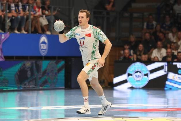 16 08 2025, xgox, Handball Wartburg Cup ThSV Eisenach SC Magdeburg emspor, v l Felix Claar Magdeburg, 7 am Ball, plays the ball Eisenach