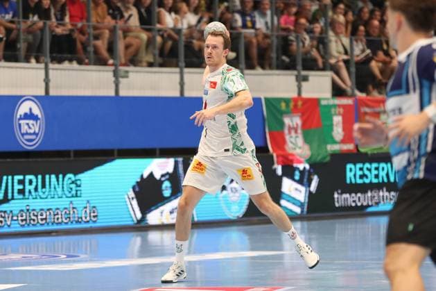 16 08 2025, xgox, Handball Wartburg Cup ThSV Eisenach SC Magdeburg emspor, v l Felix Claar Magdeburg, 7 am Ball, plays the ball Eisenach