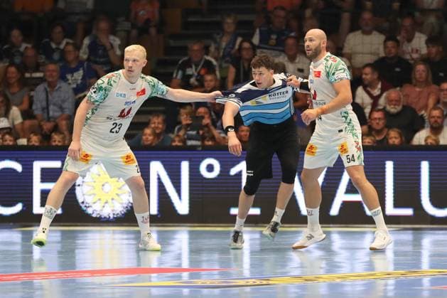 16 08 2025, xgox, Handball Wartburg Cup ThSV Eisenach SC Magdeburg emspor, v l Magnus Saugstrup Magdeburg, 23 , Tillman Leu Eisenach, 99 , Oscar Bergendahl Magdeburg, 54 duel, duel, fight, tackle Eisenach