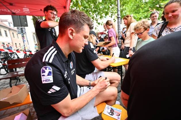 16 08 2025 Handball 1 Bundesliga Season 2025 2026 HC Erlangen HCE Event Season Opening xwoxzix Christoph Steinert 44, HC Erlangen HCE signs autographs Autographs