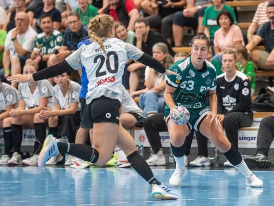 Stephanie Elies Frisch Auf Women, 63 in duel with Marie Sophie Weitzel Rostocker Handball Club, 20 , Frisch Auf Goeppingen vs Rostocker Handball Club, Handball, Players Night, Season 2025 2026, 16 08 2025 Frisch Auf Goeppingen vs Rostocker Handball Club, Handball, Players Night, Season 2025 2026, 16 08 2025 Wolfschlugen Copyright: xMichaelxSchmidt Eibner-Pressefotx EP_MST