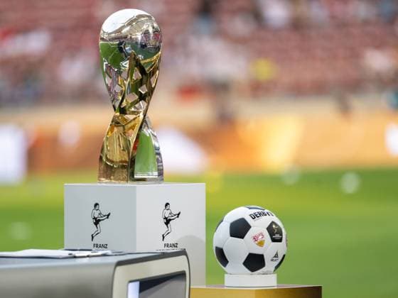 Vor Spielbeginn, Supercup-Trophaee (Pokal), Spielball. GER, VfB Stuttgart vs. FC Bayern Muenchen, Fussball, Herren, Franz-Beckenbauer-Supercup 2025, Supercup, Spielzeit 2025 2026, 16.08.2025, DFL DFB REGULATIONS PROHIBIT ANY USE OF PHOTOGRAPHS AS IMAGE SEQUENCES AND OR QUASI-VIDEO, GER, VfB Stuttgart vs. FC Bayern Muenchen, Fussball, Herren, Franz-Beckenbauer-Supercup 2025, Supercup, Spielzeit 2025 2026, 16.08.2025 Stuttgart *** Before the start of the match, Supercup Trophaee Pokal , Match ball GER, VfB Stuttgart vs FC Bayern Muenchen, Football, Men, Franz Beckenbauer Supercup 2025, Supercup, Season 2025 2026, 16 08 2025, DFL DFB REGULATES PROHIBIT ANY USE OF PHOTOGRAPHS AS IMAGE SEQUENCES AND OR QUASI VIDEO, GER, VfB Stuttgart vs FC Bayern Muenchen, Football, Men, Franz Beckenbauer Supercup 2025, Supercup, Season 2025 2026, 16 08 2025 Stuttgart Copyright: xEibner-Pressefoto WolfgangxFrankx EP_WFK