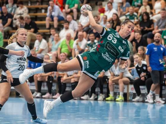 Stephanie Elies Frisch Auf Frauen, 63 liegt quer in der Luft, Frisch Auf Goeppingen vs Rostocker Handball Club, Handball, Players Night, Spielzeit 2025 2026, 16 08 2025 Frisch Auf Goeppingen vs Rostocker Handball Club, Handball, Players Night, Spielzeit 2025 2026, 16 08 2025 Wolfschlugen Copyright: xMichaelxSchmidt Eibner-Pressefotx EP_MST