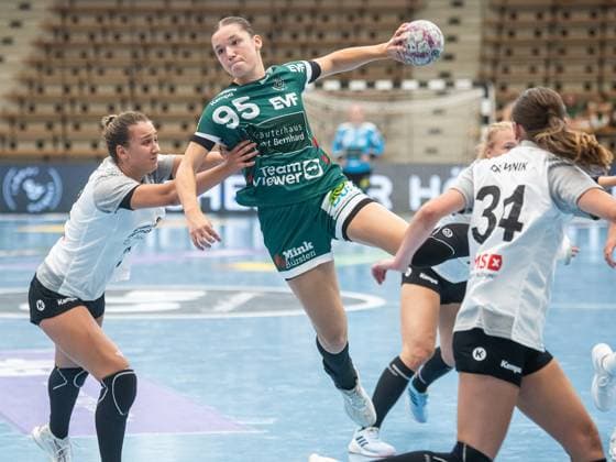 Lara Daeuble Frisch Auf Women, 95 in the air in a duel with Lidia Halawczak Rostocker Handball Club, 22 , Frisch Auf Goeppingen vs Rostocker Handball Club, Handball, Players Night, Season 2025 2026, 16 08 2025 Frisch Auf Goeppingen vs Rostocker Handball Club, Handball, Players Night, Season 2025 2026, 16 08 2025 Wolfschlugen Copyright: xMichaelxSchmidt Eibner-Pressefotx EP_MST