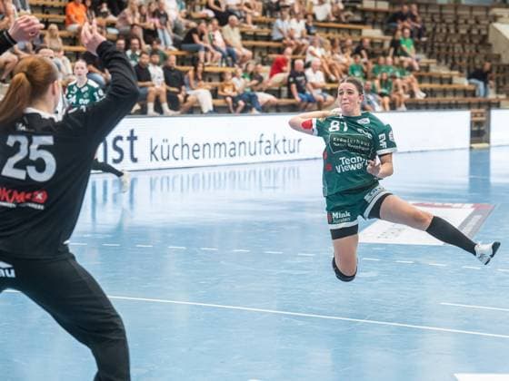 Lea Neubrander Frisch Auf Frauen, 81 comes free in front of Ylva Elin Tants Rostocker Handball Club, 25 to throw, Frisch Auf Goeppingen vs Rostocker Handball Club, Handball, Players Night, Season 2025 2026, 16 08 2025 Frisch Auf Goeppingen vs Rostocker Handball Club, Handball, Players Night, Season 2025 2026, 16 08 2025 Wolfschlugen Copyright: xMichaelxSchmidt Eibner-Pressefotx EP_MST