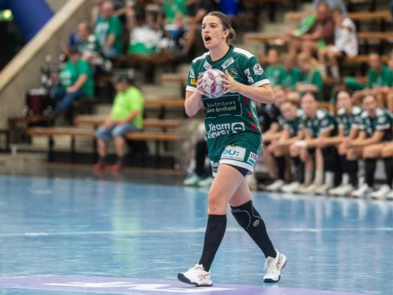 Lea Neubrander Frisch Auf Women, 81 calls the play, Frisch Auf Goeppingen vs Rostocker Handball Club, Handball, Players Night, Season 2025 2026, 16 08 2025 Frisch Auf Goeppingen vs Rostocker Handball Club, Handball, Players Night, Season 2025 2026, 16 08 2025 Wolfschlugen Copyright: xMichaelxSchmidt Eibner-Pressefotx EP_MST