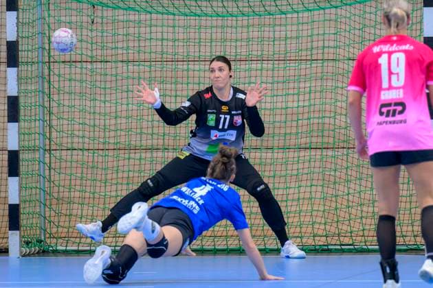 Goalkeeper Marijana Illic Halle, 77 , Jana Walther Leipzig, 4 , Seven meters, SV Union Halle Neustadt HC Leipzig, Handball Women, Bundesliga, Halle Saale Cup, Final, Season 2025 26, 16 08 2025 Halle SWH Arena Sachsen Anhalt Germany