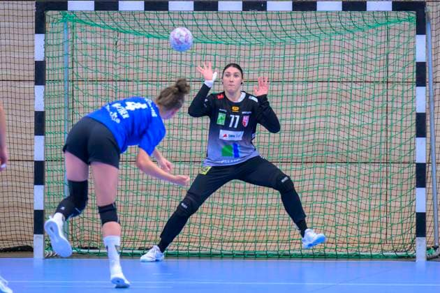 Jana Walther Leipzig, 4 , Goalkeeper Marijana Illic Halle, 77 , Seven meters, SV Union Halle Neustadt HC Leipzig, Handball Women, Bundesliga, Halle Saale Cup, Final, Season 2025 26, 16 08 2025 Halle SWH Arena Sachsen Anhalt Germany