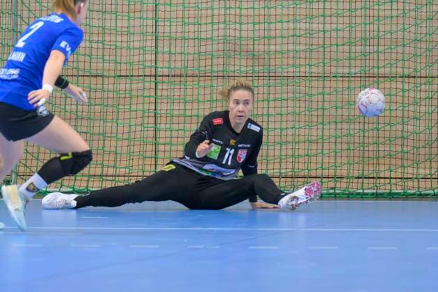 Pauline Uhlmann Leipzig, 2 , Ela Szott Halle, 71 , SV Union Halle Neustadt HC Leipzig, Handball Women, Bundesliga, Halle Saale Cup, Final, Season 2025 26, 16 08 2025 Halle SWH Arena Sachsen Anhalt Germany
