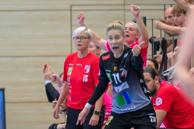 Coach Ines Seidel Halle , Ela Szott Halle, 71 , Cheering, SV Union Halle Neustadt HC Leipzig, Handball Women, Bundesliga, Halle Saale Cup, Final, Season 2025 26, 16 08 2025 Halle SWH Arena Sachsen Anhalt Germany