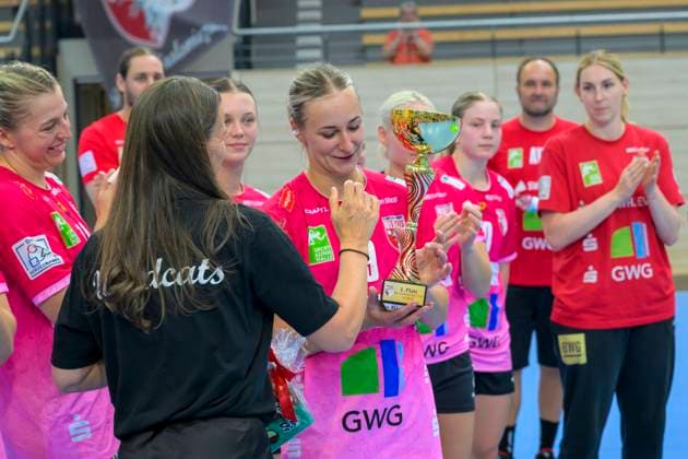 Wildcats with trophy after tournament victory, SV Union Halle Neustadt HC Leipzig, Handball Women, Bundesliga, Halle Saale Cup, Final, Season 2025 26, 16 08 2025 Halle SWH Arena Sachsen Anhalt Germany