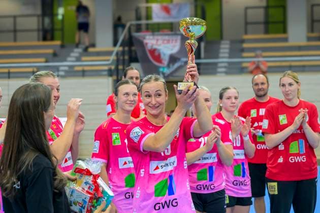 Wildcats with trophy after tournament victory, SV Union Halle Neustadt HC Leipzig, Handball Women, Bundesliga, Halle Saale Cup, Final, Season 2025 26, 16 08 2025 Halle SWH Arena Sachsen Anhalt Germany
