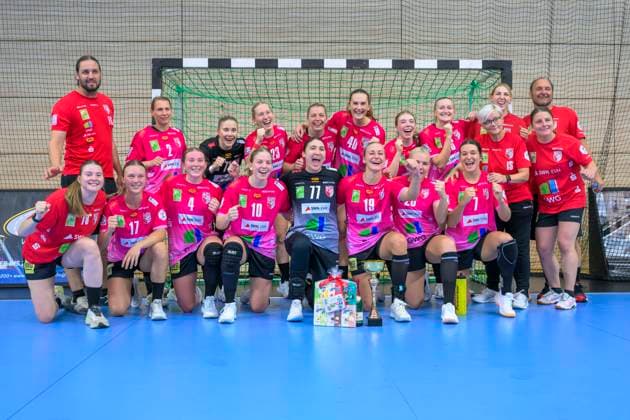 Wildcats with trophy after tournament victory, SV Union Halle Neustadt HC Leipzig, Handball Women, Bundesliga, Halle Saale Cup, Final, Season 2025 26, 16 08 2025 Halle SWH Arena Sachsen Anhalt Germany