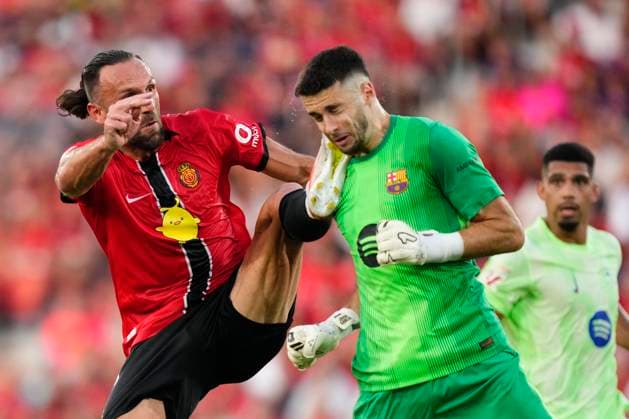 RCD Mallorca v FC Barcelona, Barca - LaLiga EA Sports Vedat Muriqi centre-forward of Mallorca and Kosovo and Joan Garcia goalkeeper of Barcelona and Spaincompete for the ball during the LaLiga EA Sports match between RCD Mallorca and FC Barcelona at Estadio de Son Moix on August 17, 2025 in Mallorca, Spain. Mallorca Spain  Copyright: xJosexBretonx originalFilename:bretonhernandez-rcdmallo250816_nprtt.jpg
