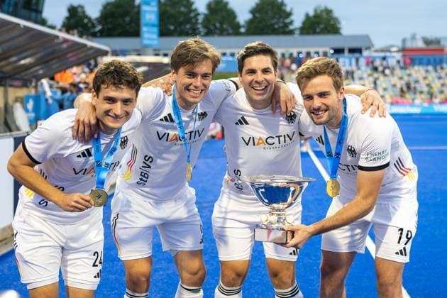 16.08.2025, Hockey: EuroHockey Championships 2025, Finale, Niederlande - Deutschland im SparkassenPark in Moenchengladbach. Erik Kleinlein (Germany, 24), Raphael Hartkopf (Germany, 06), Gonzalo Peillat (Germany, 16) und Justus Weigand (Germany, 19) jubeln mit dem Europapokal. Foto: Kirchner-Media Thomas Haesler *** 16 08 2025, Hockey EuroHockey Championships 2025, Final, Netherlands Germany at SparkassenPark in Moenchengladbach Erik Kleinlein Germany, 24 , Raphael Hartkopf Germany, 06 , Gonzalo Peillat Germany, 16 and Justus Weigand Germany, 19 cheer with the European Cup Photo Kirchner Media Thomas Haesler Copyright: xKirchner-Media ThomasxHaeslerx
