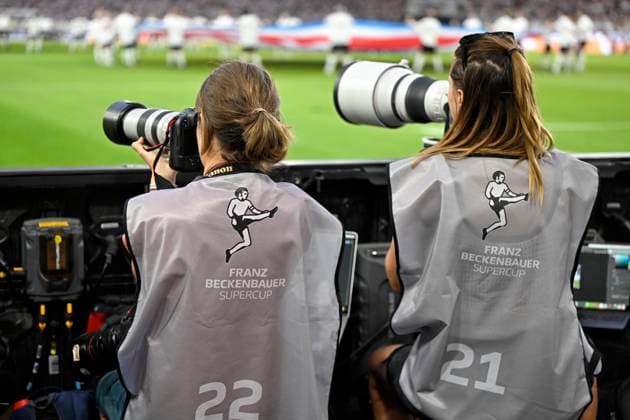 16.08.2025, Fussball Bundesliga 2025 2026, Franz-Beckenbauer-Supercup, VfB Stuttgart - FC Bayern München, in der MHP-Arena (Stuttgart). Zwei Fotografinnen *** 16 08 2025, Football Bundesliga 2025 2026, Franz Beckenbauer Supercup, VfB Stuttgart FC Bayern Munich, in the MHP Arena Stuttgart Two female photographers