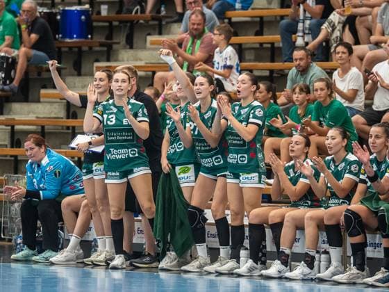 The bench of Frisch Auf Goeppingen applauds their team, Frisch Auf Goeppingen vs Rostocker Handball Club, Handball, Players Night, Season 2025 2026, 16 08 2025 Frisch Auf Goeppingen vs Rostocker Handball Club, Handball, Players Night, Season 2025 2026, 16 08 2025 Wolfschlugen Copyright: xMichaelxSchmidt Eibner-Pressefotx EP_MST