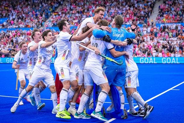 16.08.2025, xydrx, Herren EuroHockey Championship 2025, Finale, Niederlande - Deutschland, Sparkassenpark Mönchengladbach: die Deutsche Nationalmannschaft bejubelt den Sieg im Finale, Nordrhein-Westfahlen Deutschland *** 16 08 2025, xydrx, Mens EuroHockey Championship 2025, Final, Netherlands Germany, Sparkassenpark Mönchengladbach the German national team celebrates victory in the final, North Rhine-Westphalia Germany