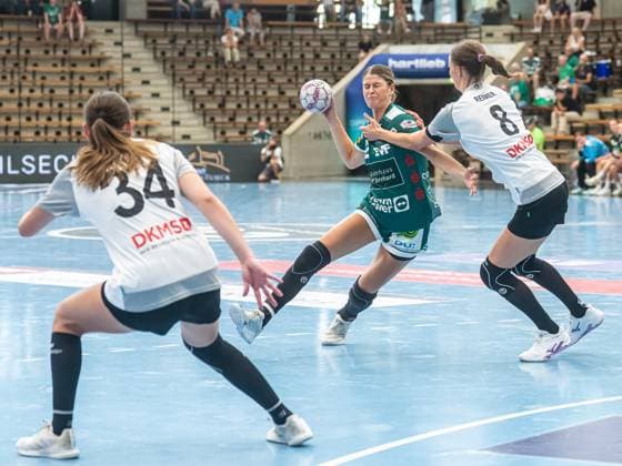 Sina Ehmann Frisch Auf Women, 22 with a lot of speed in a duel with Nele Reimer Rostocker Handball Club, 08 , Frisch Auf Goeppingen vs Rostocker Handball Club, Handball, Players Night, Season 2025 2026, 16 08 2025 Frisch Auf Goeppingen vs Rostocker Handball Club, Handball, Players Night, Season 2025 2026, 16 08 2025 Wolfschlugen Copyright: xMichaelxSchmidt Eibner-Pressefotx EP_MST