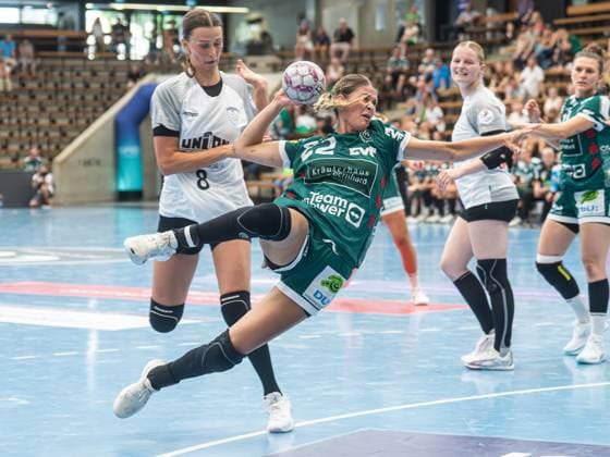 Sina Ehmann Frisch Auf Frauen, 22 liegt quer in der Luft, Frisch Auf Goeppingen vs Rostocker Handball Club, Handball, Players Night, Spielzeit 2025 2026, 16 08 2025 Frisch Auf Goeppingen vs Rostocker Handball Club, Handball, Players Night, Spielzeit 2025 2026, 16 08 2025 Wolfschlugen Copyright: xMichaelxSchmidt Eibner-Pressefotx EP_MST