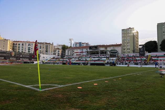 Portugal, Amadora, Lissabon 2025.08.16 xJFx 2.Spieltag Liga Portugal Estrela Amadora - S.L.Benfica v.l., Innenansicht Estadio Jose Gomes *** Portugal, Amadora, Lisbon 2025 08 16 xJFx 2 Matchday Liga Portugal Estrela Amadora S L Benfica v l , inside view Estadio Jose Gomes Copyright: JoaquimxFerreira