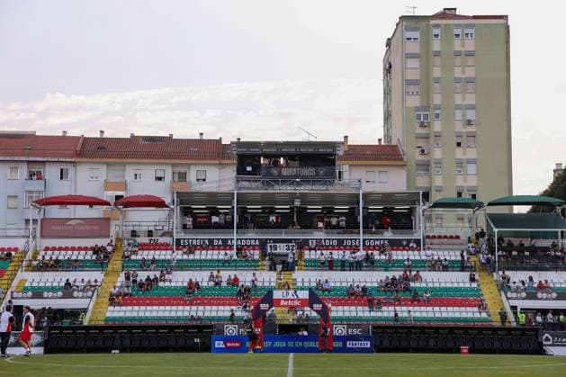 Portugal, Amadora, Lissabon 2025.08.16 xJFx 2.Spieltag Liga Portugal Estrela Amadora - S.L.Benfica v.l., Innenansicht Estadio Jose Gomes, Haupttribüne *** Portugal, Amadora, Lisbon 2025 08 16 xJFx 2 Matchday Liga Portugal Estrela Amadora S L Benfica v l , interior view Estadio Jose Gomes, Main Stand Copyright: JoaquimxFerreira