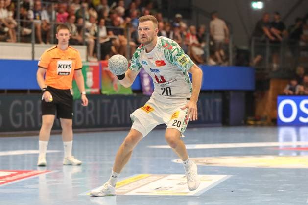 16 08 2025, xgox, Handball Wartburg Cup ThSV Eisenach SC Magdeburg emspor, v l Philipp Weber Magdeburg, 20 on the ball, plays the ball Eisenach
