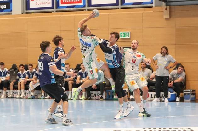 16 08 2025, xgox, Handball Wartburg Cup ThSV Eisenach SC Magdeburg emspor, v l Stephan Seitz Eisenach, 44 , Albin Lagergren Magdeburg, 21 , Tillman Leu Eisenach, 99 , ,9 duel, duel, fight, tackle Eisenach