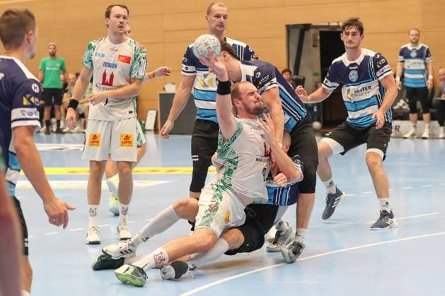 16 08 2025, xgox, Handball Wartburg Cup ThSV Eisenach SC Magdeburg emspor, v l Tim Zechel Magdeburg, 9 throws goal, Torschuetze, erzielt Tor, Treffer, scores the goal Eisenach